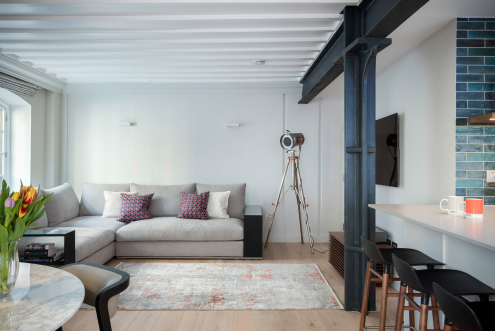 Idées déco pour un petit salon moderne ouvert avec un mur blanc, un téléviseur fixé au mur, différents designs de plafond et du papier peint.
