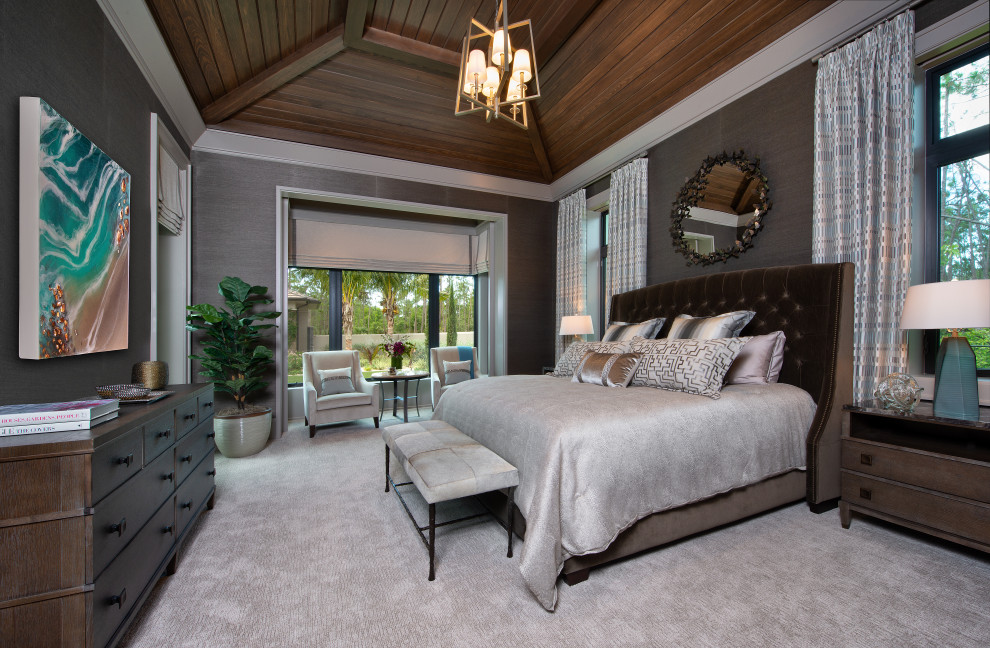 На фото: хозяйская спальня с ковровым покрытием, серым полом и потолком из вагонки с