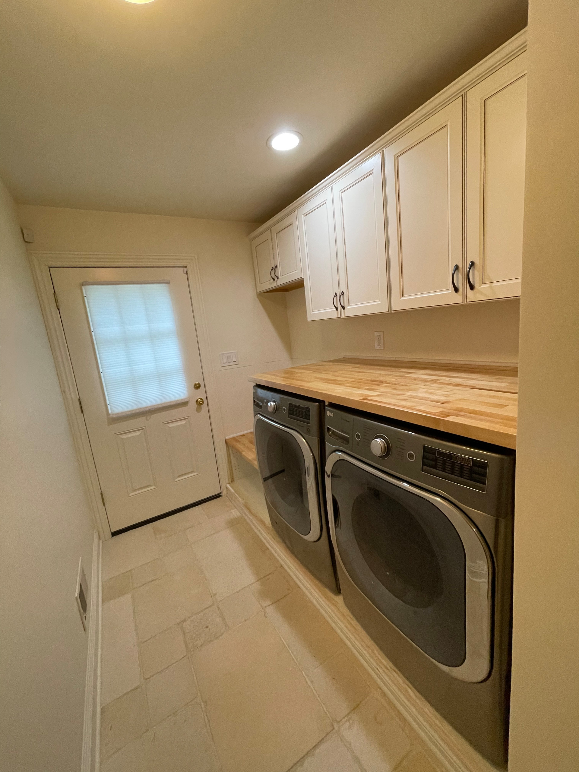 COLTS NECK LANDRY ROOM