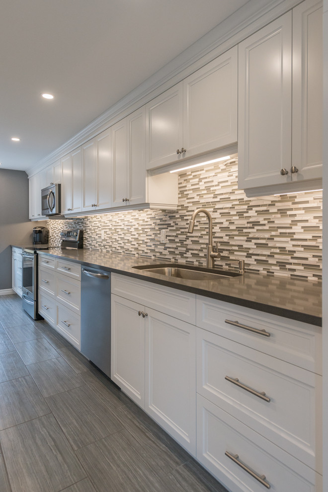 Kitchen - transitional kitchen idea in Toronto