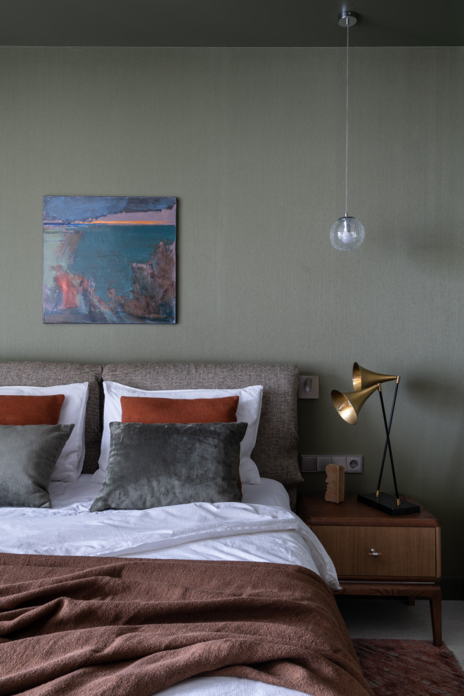 На фото: хозяйская спальня среднего размера, в белых тонах с отделкой деревом в современном стиле с зелеными стенами, пробковым полом, бежевым полом и рабочим местом