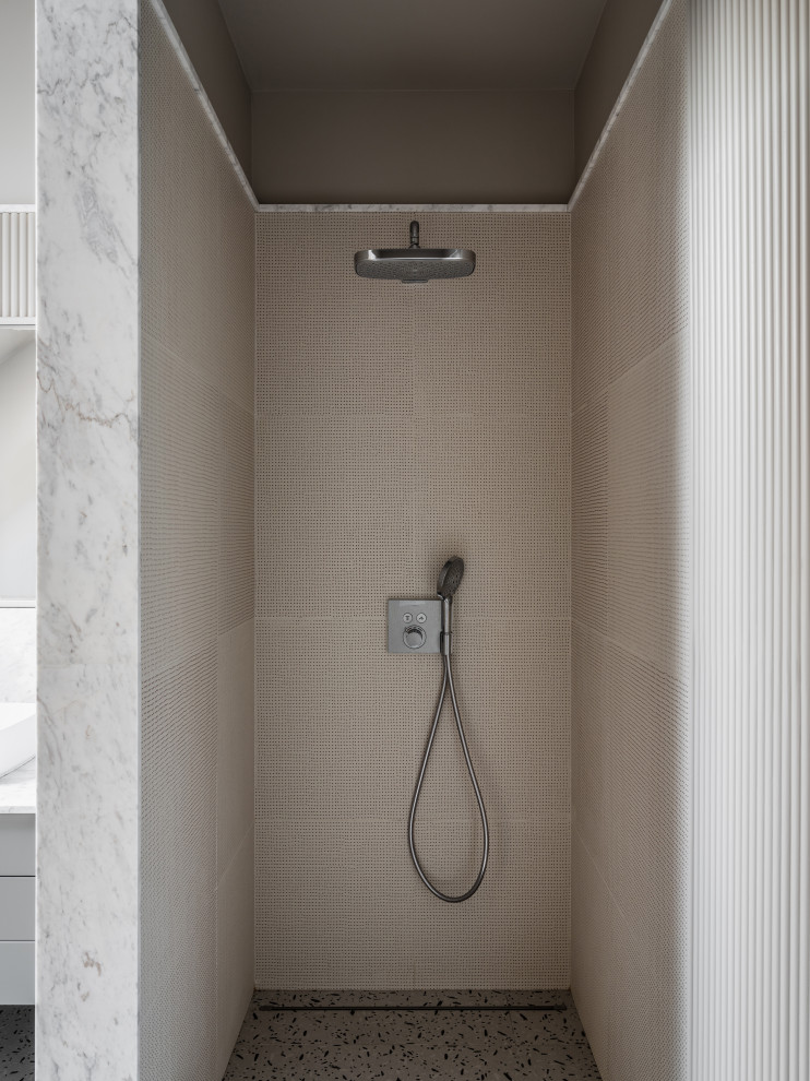 Источник вдохновения для домашнего уюта: главная ванная комната в современном стиле с отдельно стоящей ванной, душем в нише и напольной тумбой