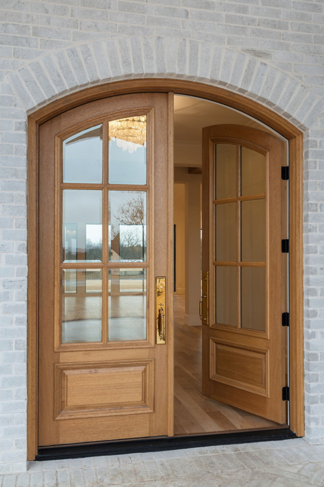 Example of a transitional entryway design in Dallas
