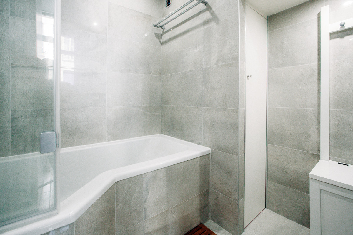 Salle de bain gris et wc blanc