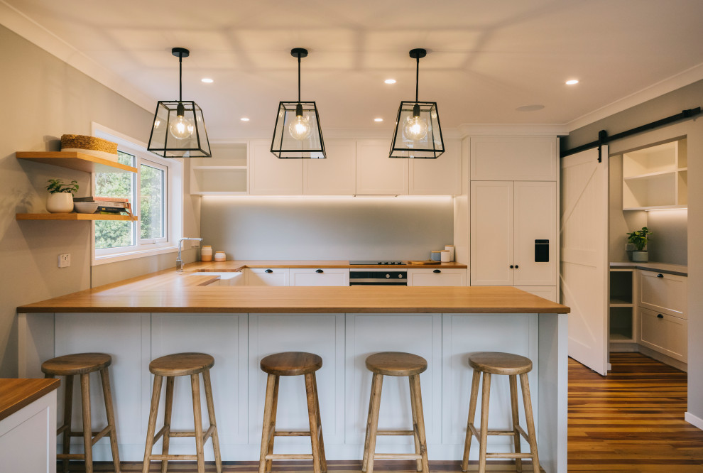 This is an example of a large country kitchen in Auckland.