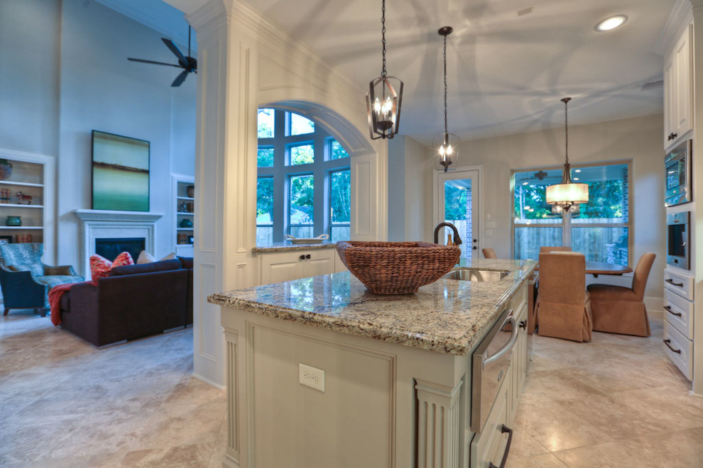 Kitchen - transitional kitchen idea in Houston