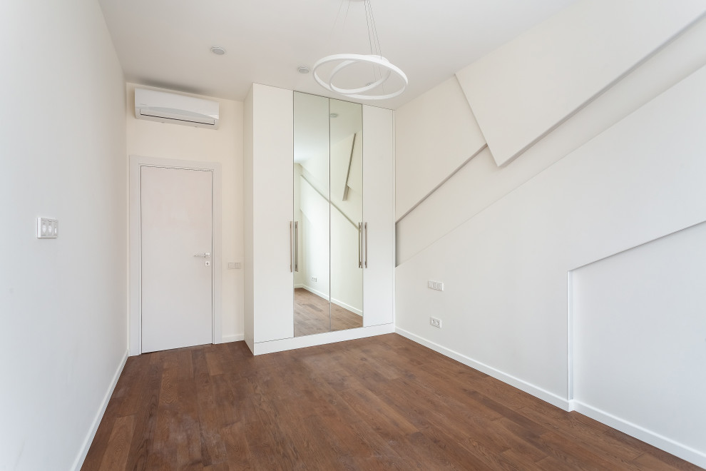 Белый шкаф с зеркальными фасадами выполнен в белом цвете