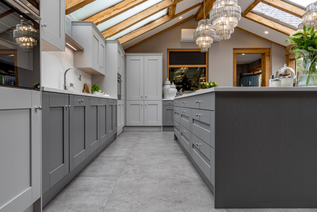 Shaker Barn Conversion Kitchen | Snelson, Cheshire traditional-kitchen