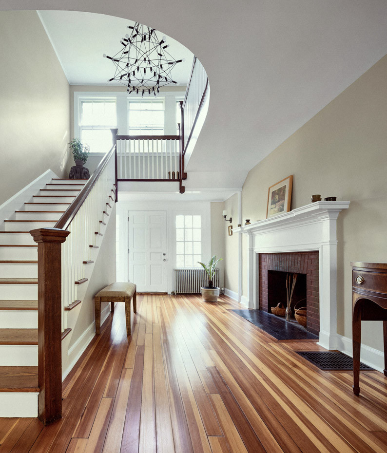 Diseño de escalera en U contemporánea con escalones de madera, contrahuellas de madera pintada y barandilla de madera