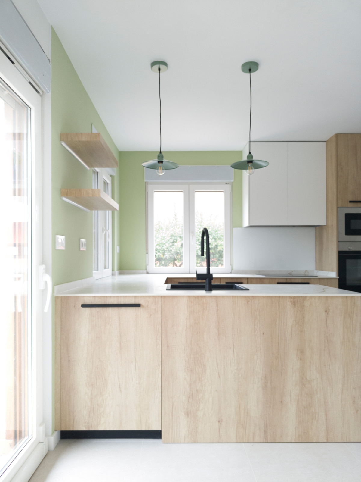 Proyecto de Interiorismo en Gijón, Asturias - Madera, Negro y Verde Suave