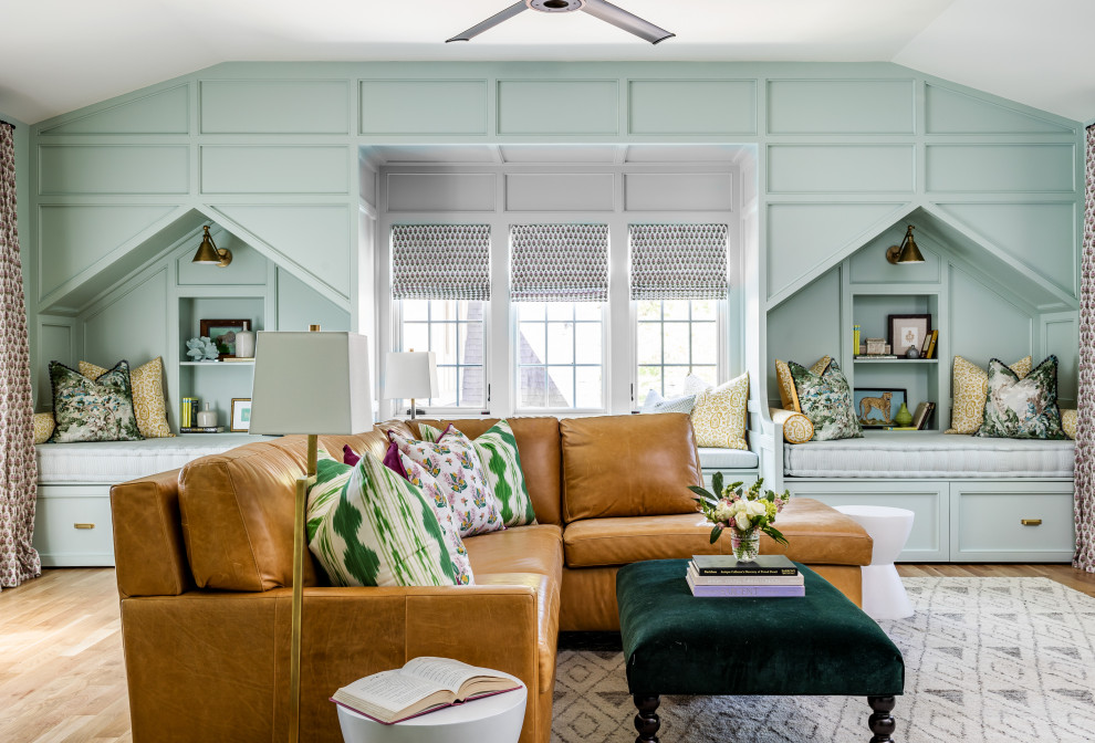 Klassisches Wohnzimmer mit blauer Wandfarbe, braunem Holzboden, braunem Boden und Wandpaneelen in Atlanta