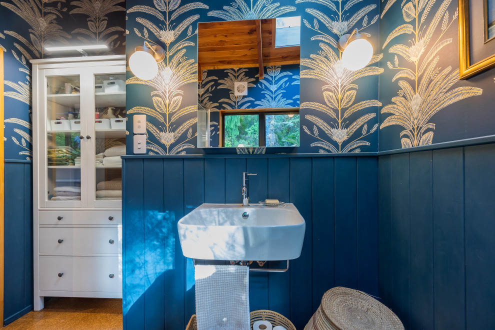 Пример оригинального дизайна: главная ванная комната в стиле фьюжн с угловым душем, унитазом-моноблоком, синими стенами, пробковым полом, подвесной раковиной, коричневым полом, душем с раздвижными дверями, тумбой под одну раковину и подвесной тумбой