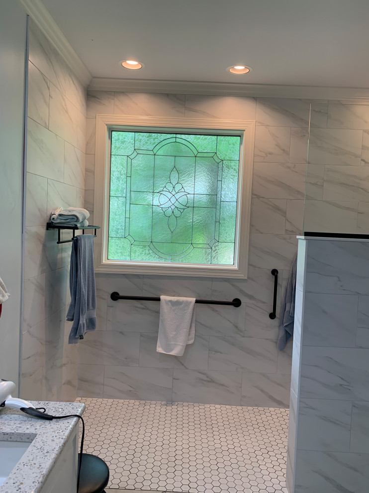 Idee per una piccola stanza da bagno padronale design con doccia a filo pavimento, doccia aperta e mobile bagno incassato