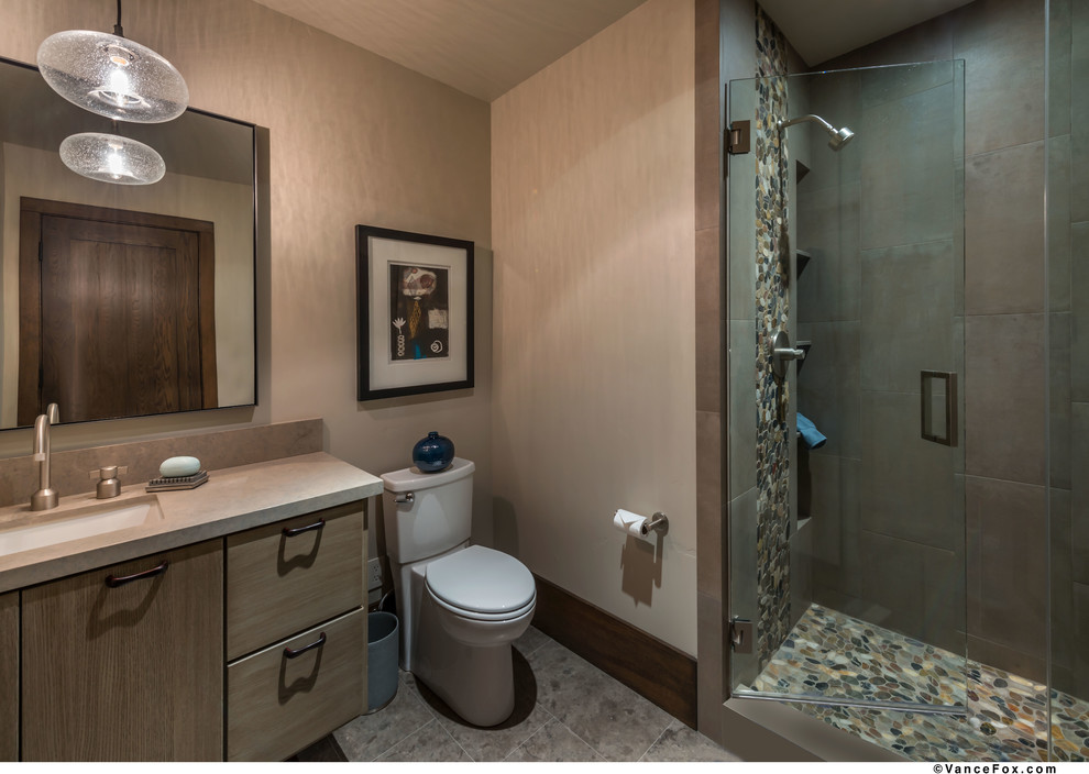 Esempio di una stanza da bagno con doccia minimal di medie dimensioni con ante lisce, ante in legno chiaro, doccia alcova, piastrelle grigie, piastrelle in ceramica, pareti bianche, lavabo da incasso, top in quarzite, pavimento beige e porta doccia a battente