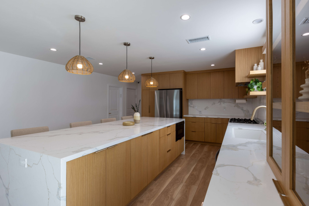 Exempel på ett mellanstort modernt vit vitt kök och matrum, med skåp i mellenmörkt trä, bänkskiva i kvarts, vitt stänkskydd, rostfria vitvaror, laminatgolv, en köksö och brunt golv