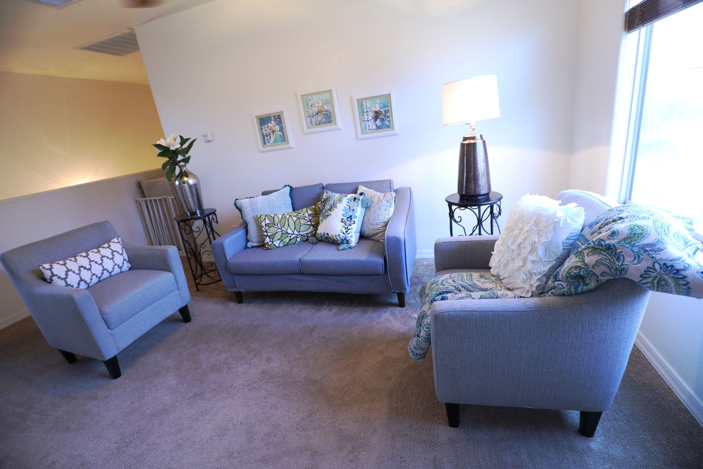 Transitional home design photo in Phoenix