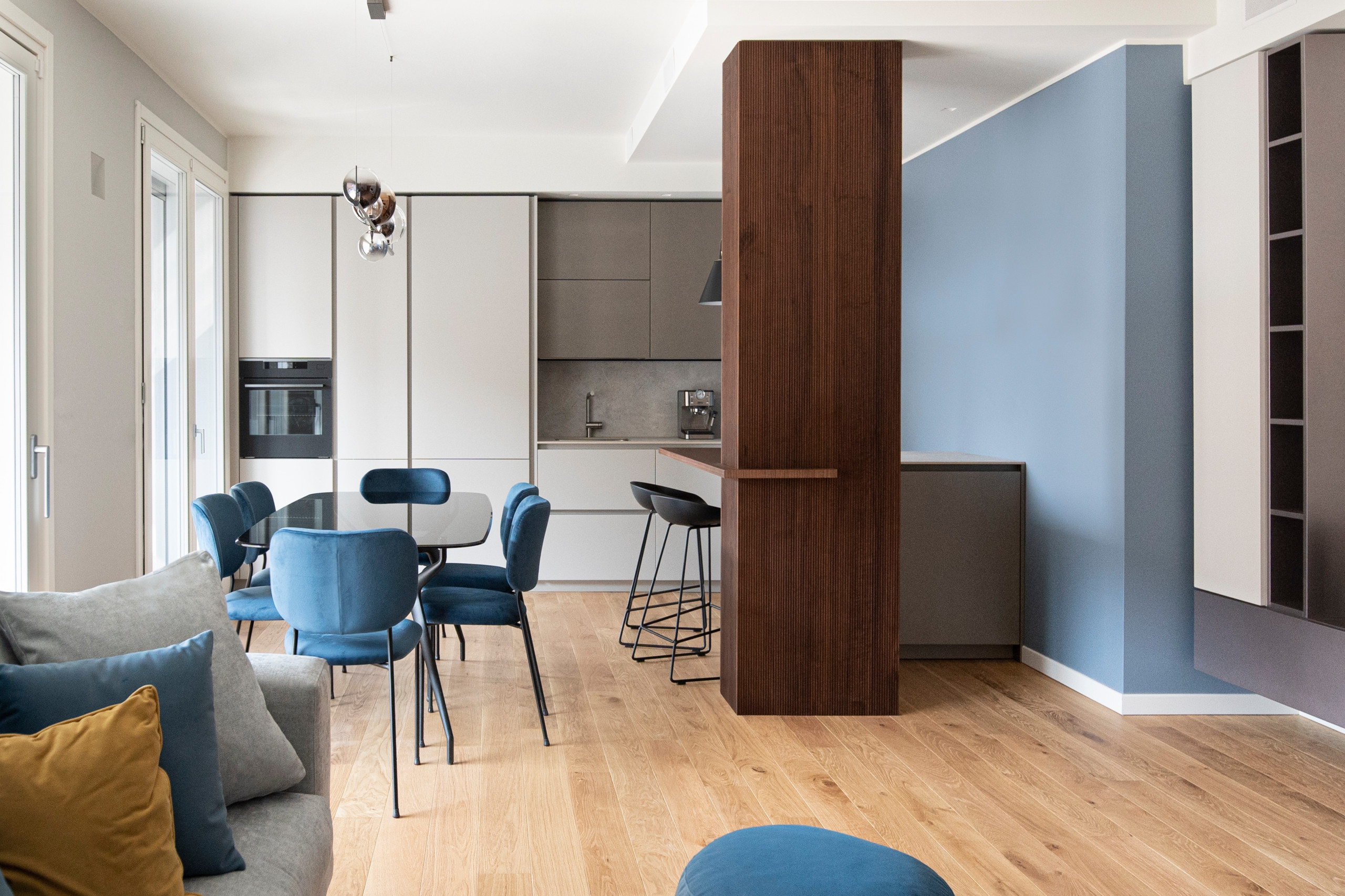 Equilibrio contemporaneo tra materia, luce e colore