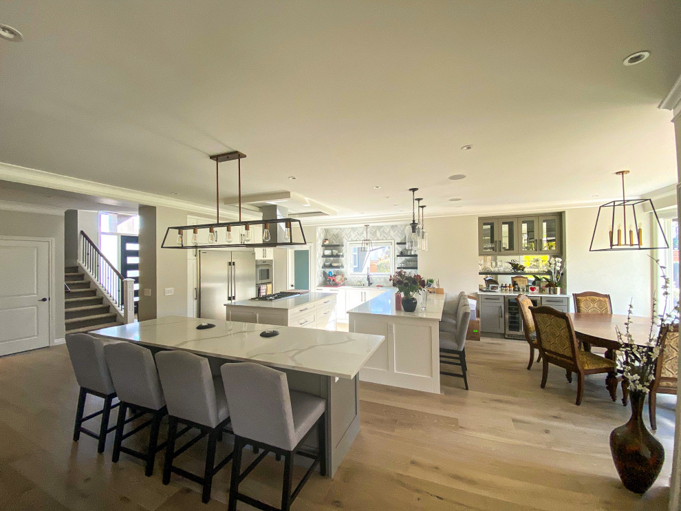 Transitional home design photo in Vancouver