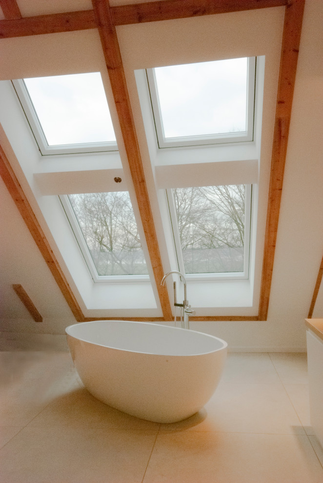 Großes Modernes Badezimmer En Suite mit freistehender Badewanne, bodengleicher Dusche, Keramikboden, beigem Boden, Doppelwaschbecken und freistehendem Waschtisch in Düsseldorf