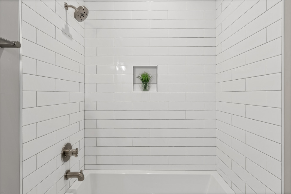Cette photo montre une salle d'eau moderne de taille moyenne avec un placard avec porte à panneau encastré, des portes de placard blanches, une baignoire posée, un combiné douche/baignoire, WC séparés, un carrelage gris, un mur gris, un sol en carrelage de céramique, un lavabo encastré, un plan de toilette en quartz modifié, un sol multicolore, une cabine de douche avec un rideau, un plan de toilette gris, meuble simple vasque et meuble-lavabo encastré.
