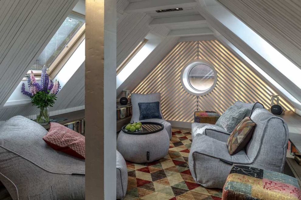 Immagine di un grande soggiorno minimal aperto con libreria, pareti bianche, moquette, pavimento multicolore, soffitto in perlinato e pareti in perlinato
