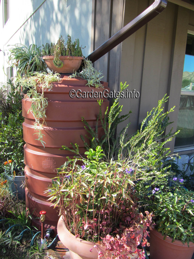 Design ideas for a small eclectic backyard landscaping in Los Angeles.