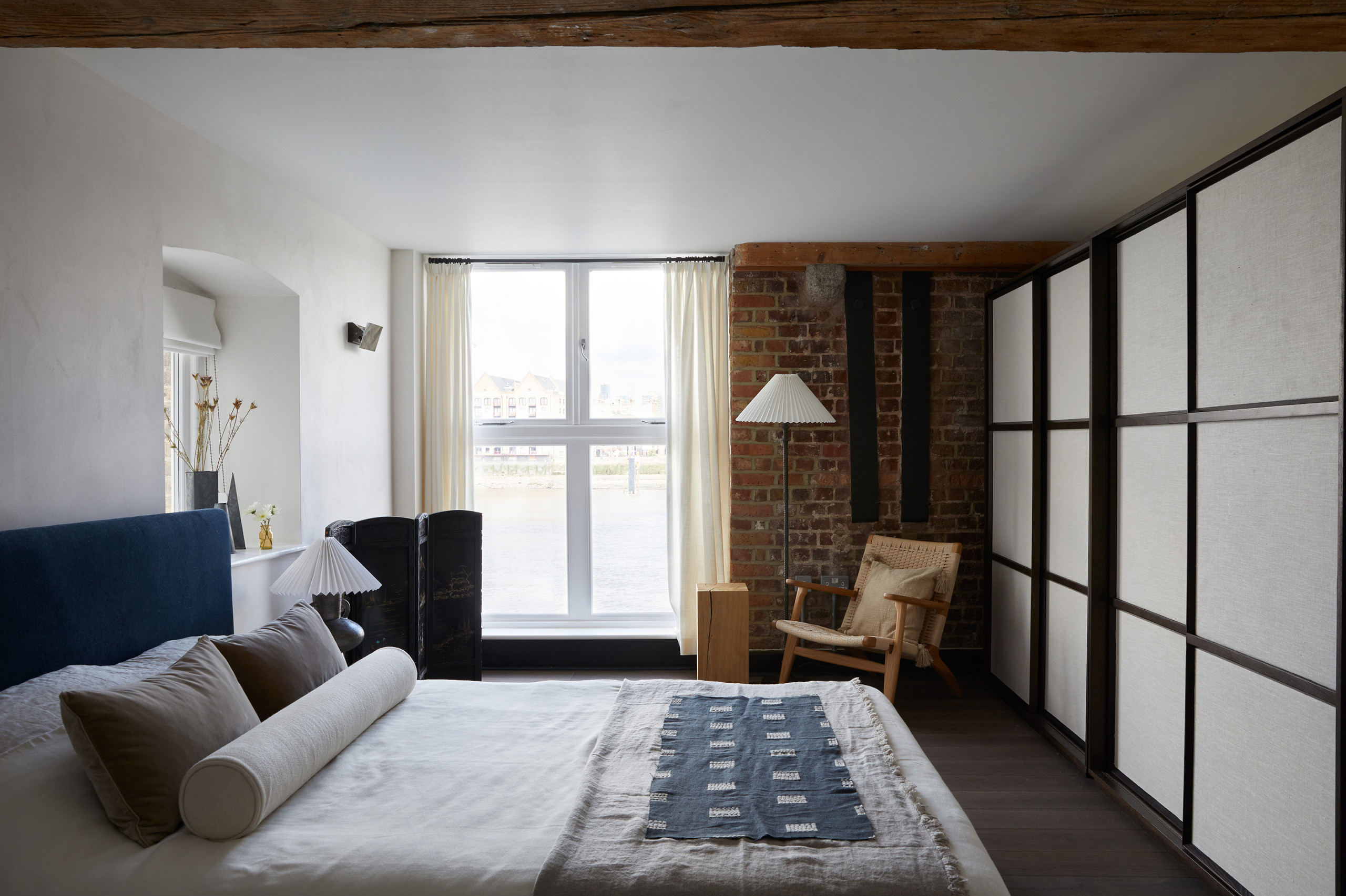 Camera da letto con parquet scuro e pareti in mattoni - Foto, Idee,  Arredamento - Marzo 2024 | Houzz IT