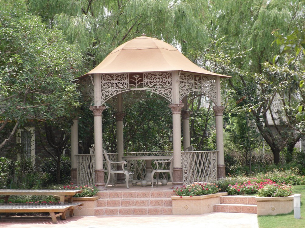 Быстровозводимая беседка из литых элементов в усадьбе