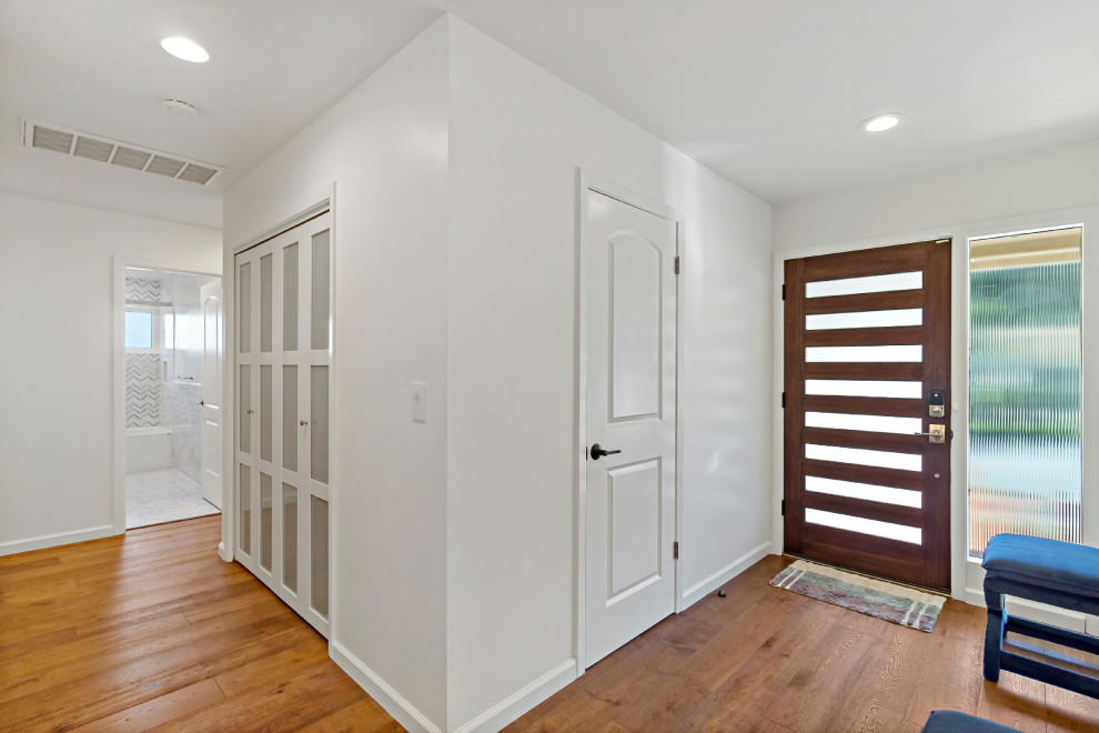 Großes Modernes Foyer mit weißer Wandfarbe, hellem Holzboden, Einzeltür und hellbrauner Holzhaustür in San Francisco
