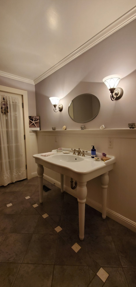 На фото: ванная комната среднего размера в морском стиле с белыми фасадами, раздельным унитазом, фиолетовыми стенами, полом из керамогранита, душевой кабиной, консольной раковиной, серым полом, тумбой под одну раковину, напольной тумбой и деревянными стенами с