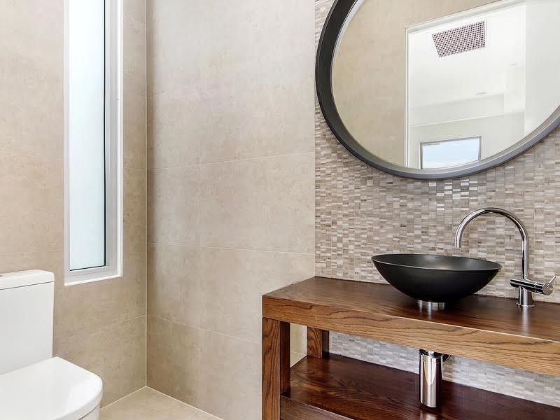 Contemporary bathroom in Brisbane.