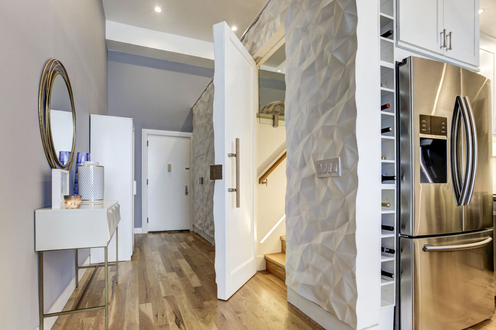 Источник вдохновения для домашнего уюта: большой коридор в стиле модернизм с серыми стенами, светлым паркетным полом, бежевым полом, кессонным потолком и панелями на части стены