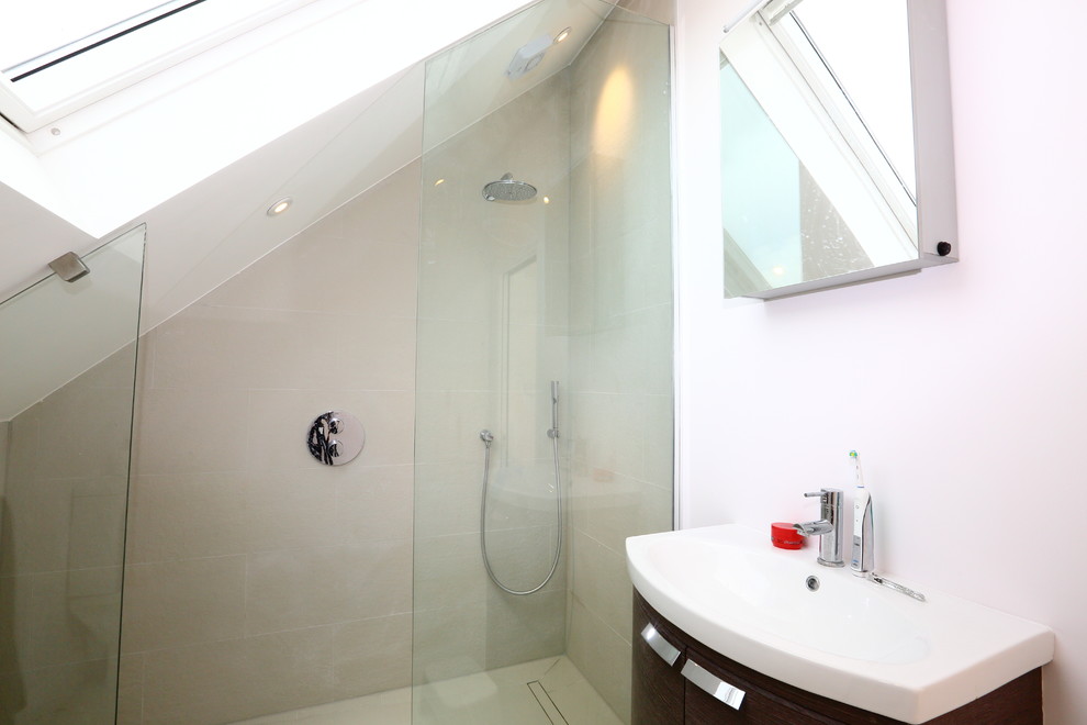 Immagine di una stanza da bagno con doccia minimalista di medie dimensioni con consolle stile comò, ante bianche, doccia aperta, WC monopezzo, piastrelle in ceramica, pareti bianche e pavimento con piastrelle in ceramica