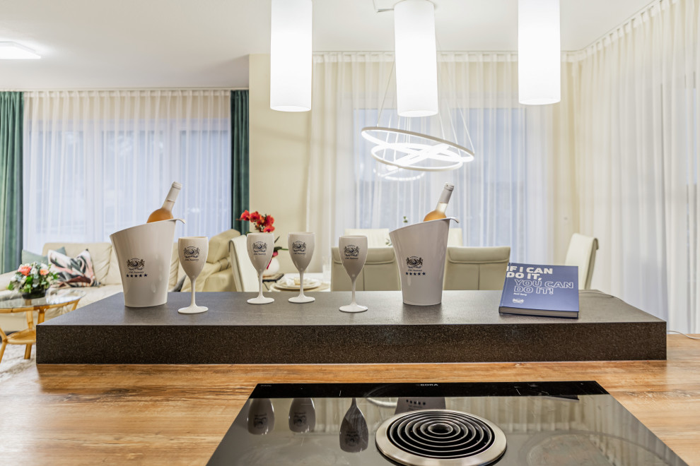 Offenes, Mittelgroßes Modernes Esszimmer mit beiger Wandfarbe, Laminat und beigem Boden in Stuttgart