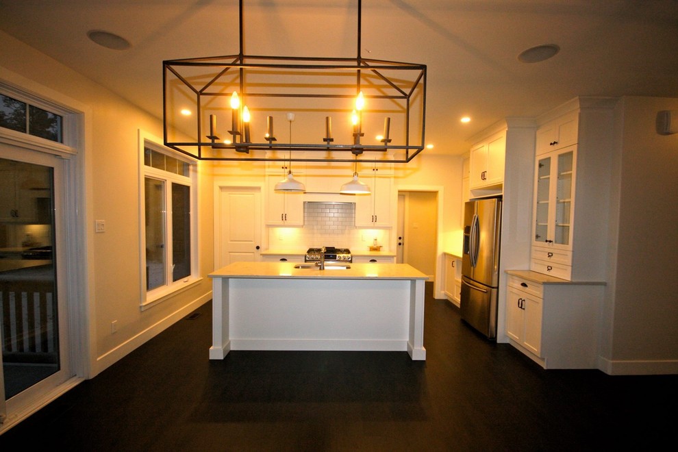 Example of a transitional kitchen design in Ottawa