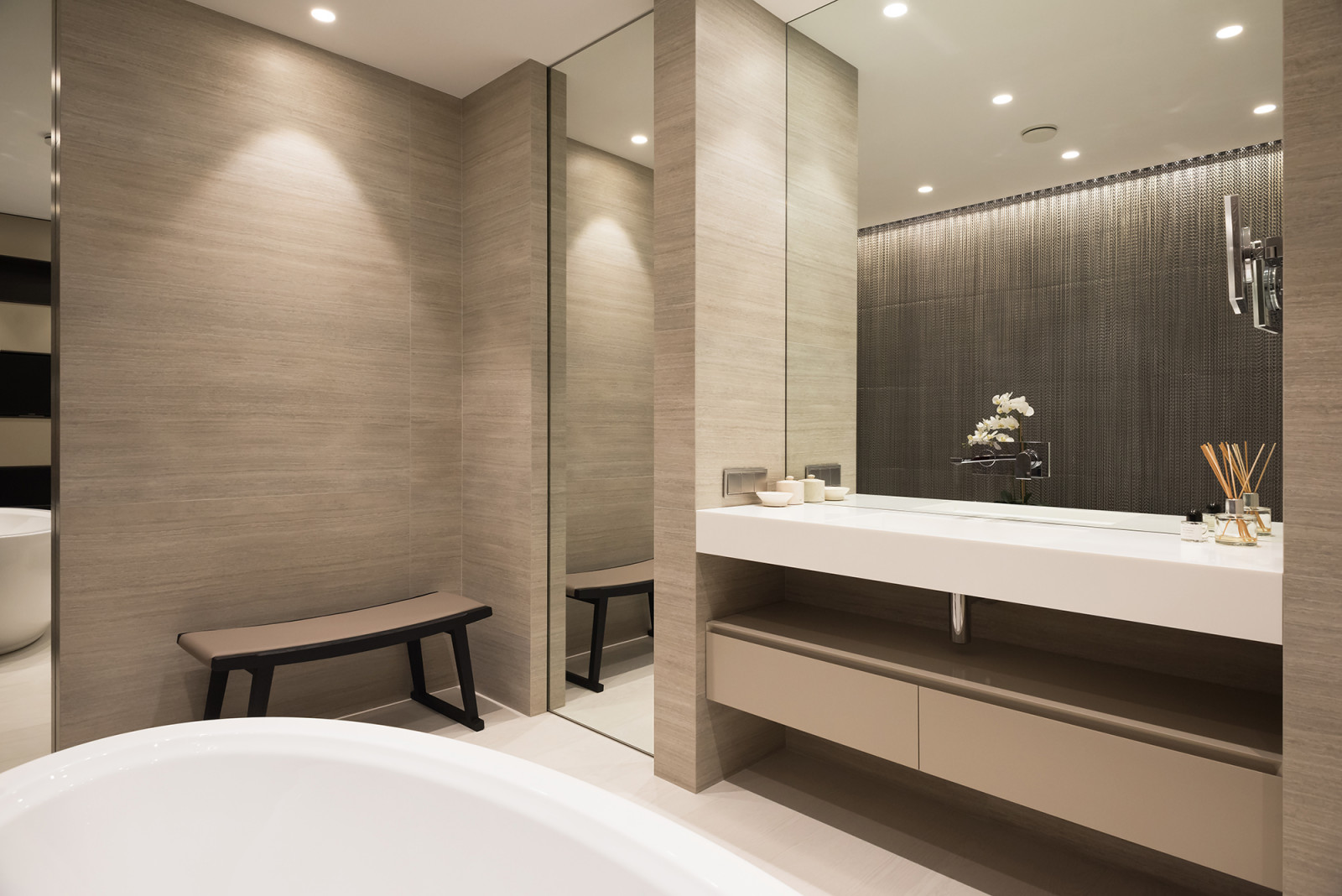 Интерьеры загородного дома в поселке Монтевиль