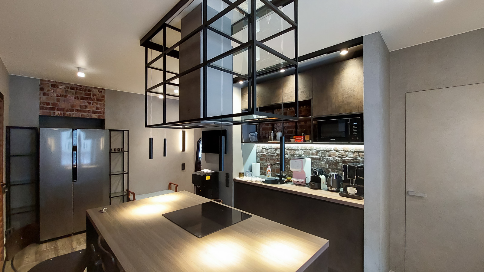 Лофт в квартире фотографа: кухня и холл, 103 кв. м.