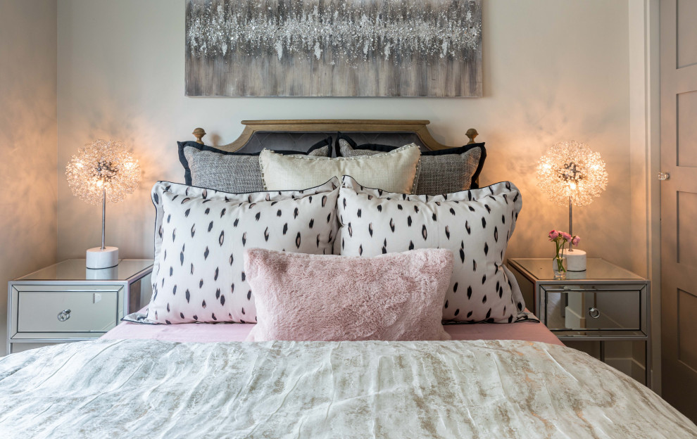 Diseño de habitación de invitados blanca contemporánea pequeña con paredes grises, suelo de madera clara y suelo beige