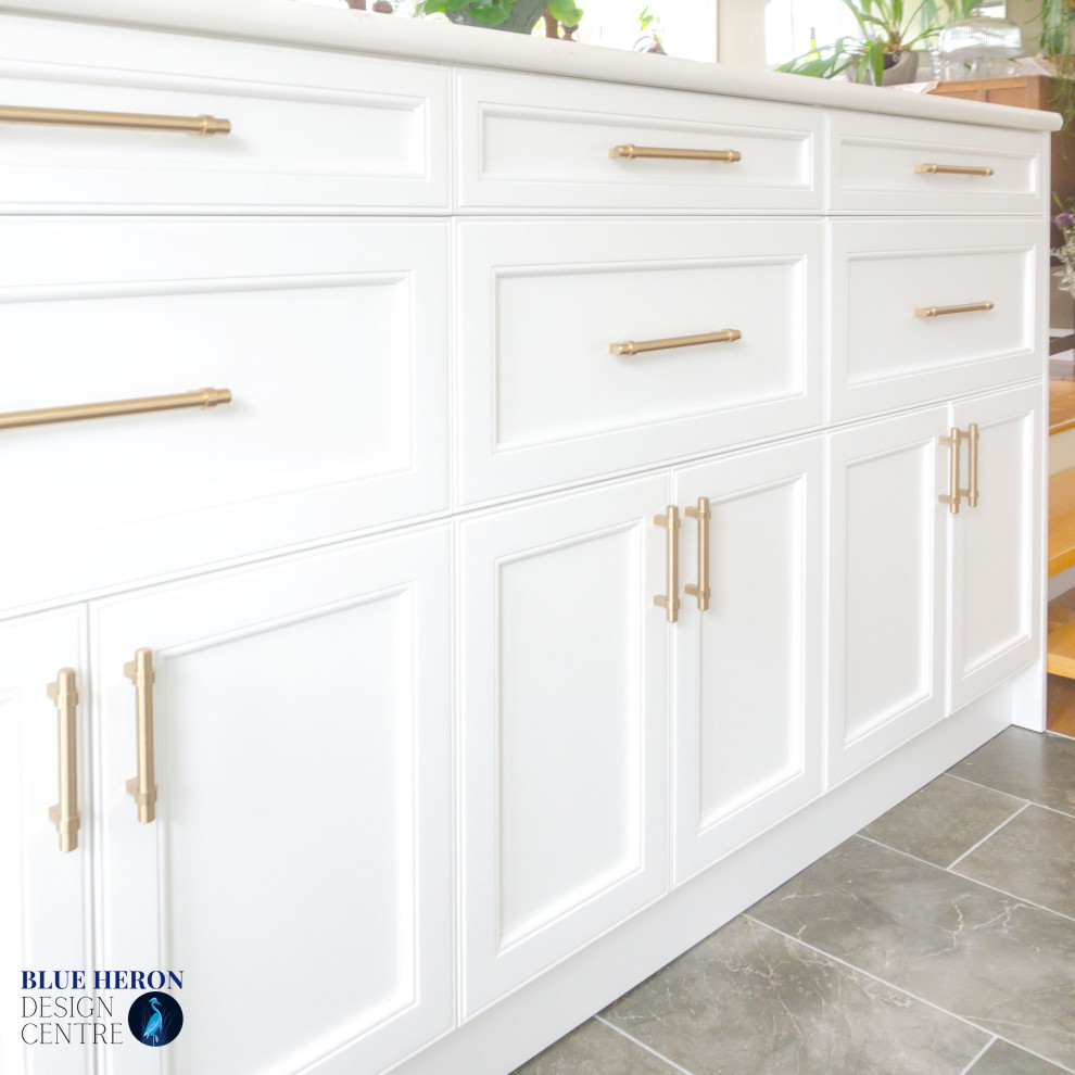 Eat-in kitchen - mid-sized transitional u-shaped laminate floor and gray floor eat-in kitchen idea with an undermount sink, shaker cabinets, white cabinets, quartz countertops, gray backsplash, ceramic backsplash, white appliances, no island and white countertops