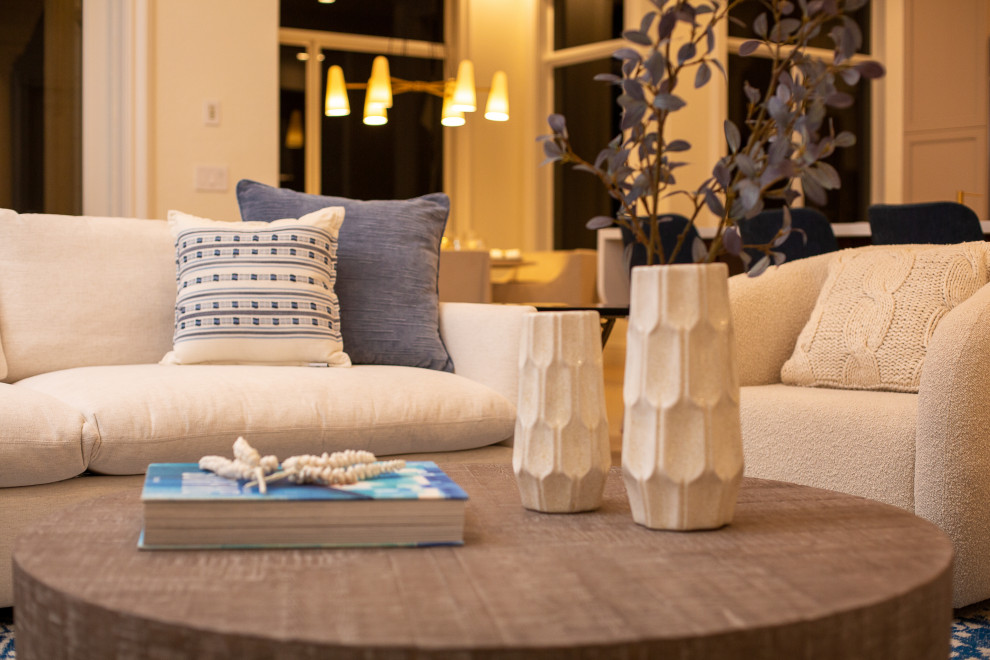 Transitional home design photo in Miami