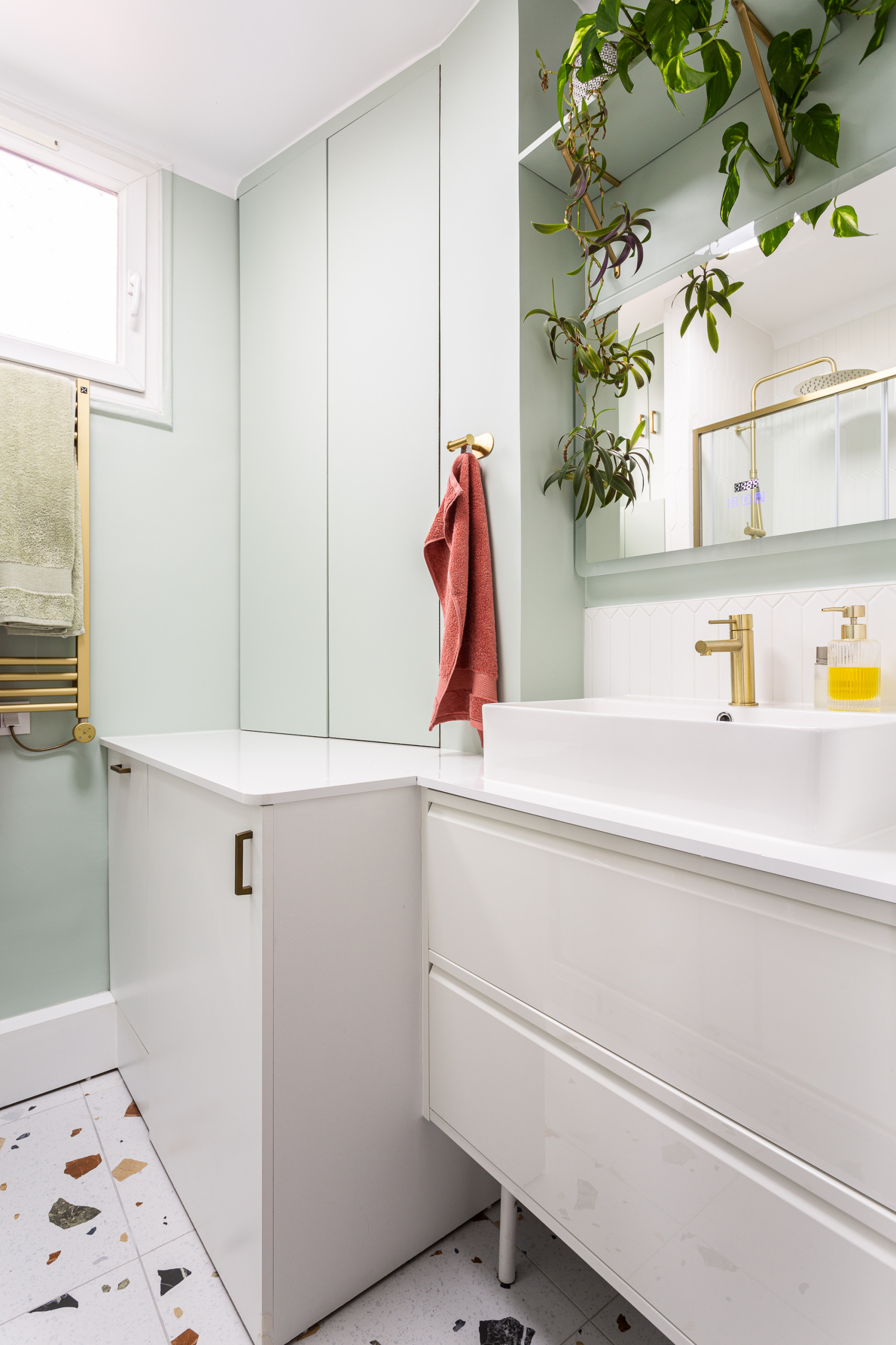 Une salle de bain qui passe du sombre au sublime : une transformation bluffante