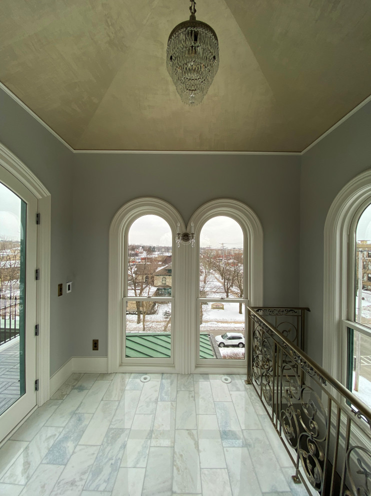 Idee per una piccola veranda vittoriana con pavimento in marmo e pavimento bianco