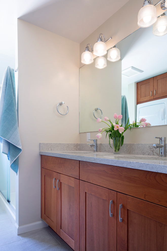 Example of a transitional home design design in Hawaii