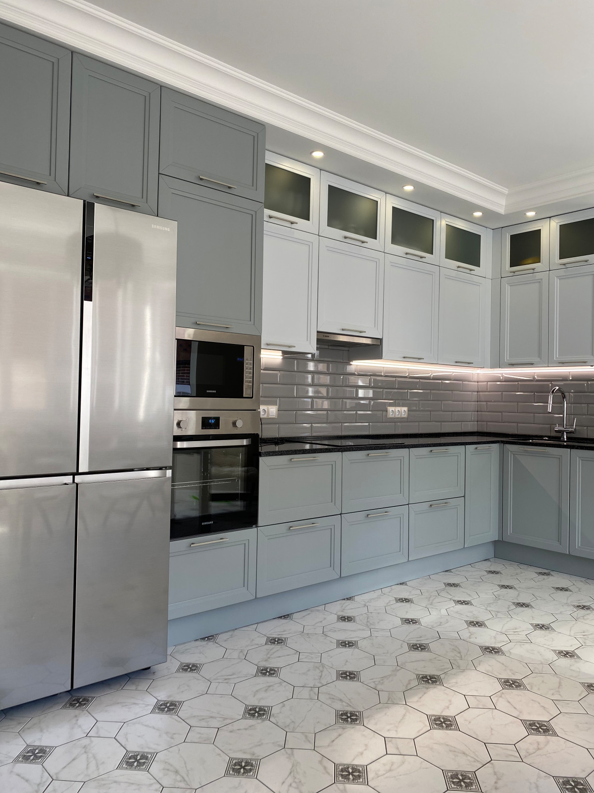 Серая кухня из массива бука