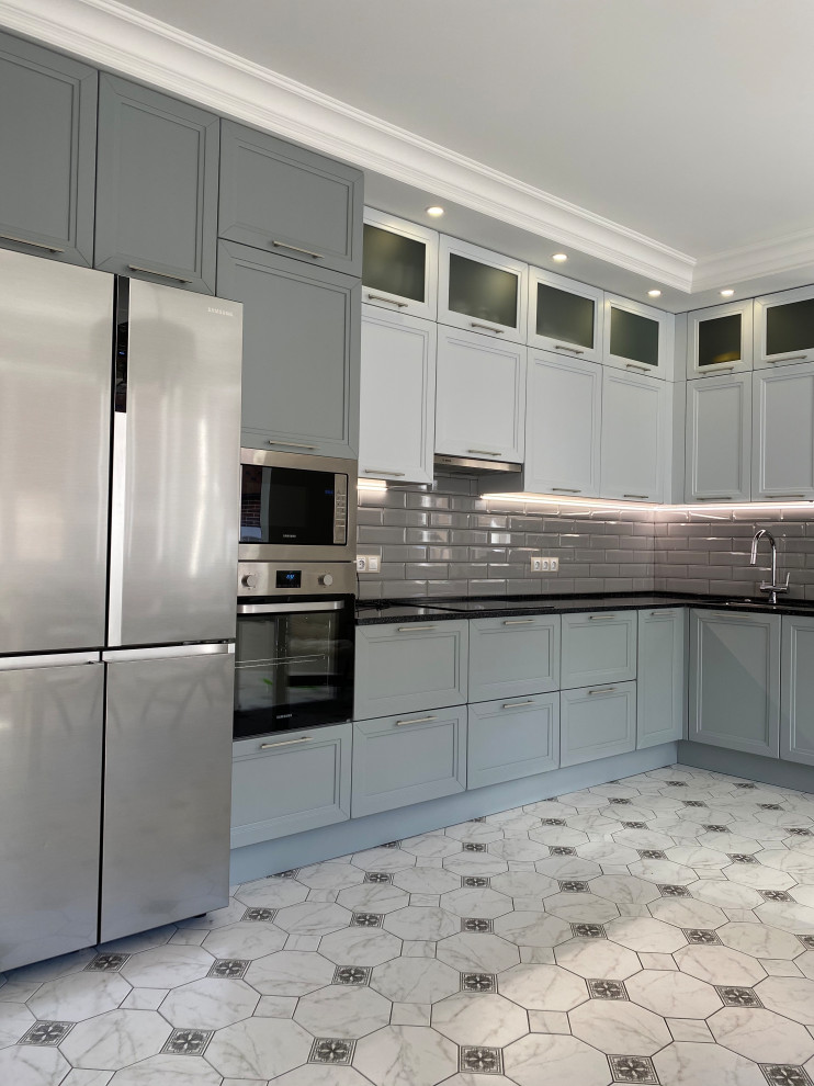 Серая кухня из массива бука