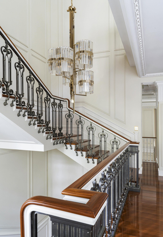 Лесничное ограждение в большом доме