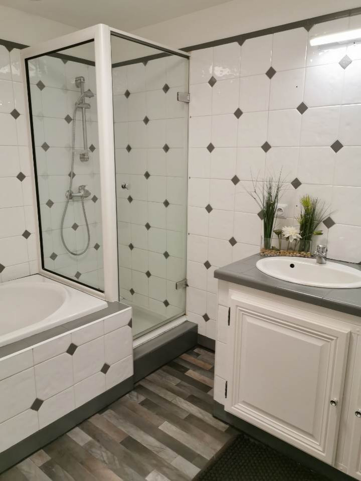 Inspiration för ett grå grått badrum, med vita skåp, ett undermonterat badkar, våtrum, vit kakel, keramikplattor, vita väggar, linoleumgolv, ett undermonterad handfat, kaklad bänkskiva, grått golv och dusch med gångjärnsdörr