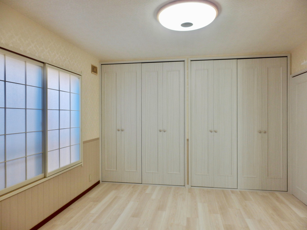 Mittelgroßes Mediterranes Hauptschlafzimmer ohne Kamin mit weißer Wandfarbe, Sperrholzboden, beigem Boden, Tapetendecke und Tapetenwänden in Tokio