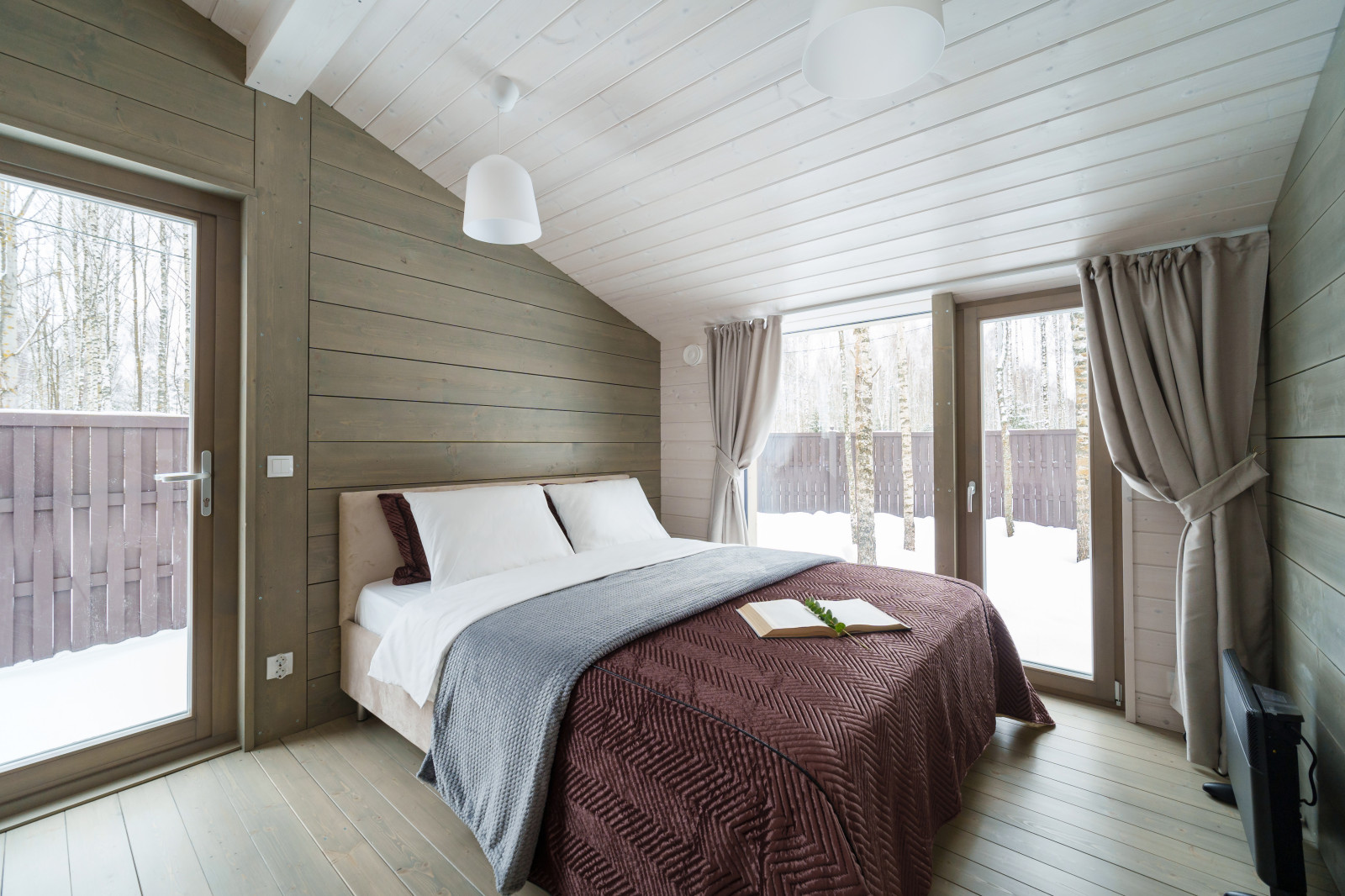 Уютный дом среди берез