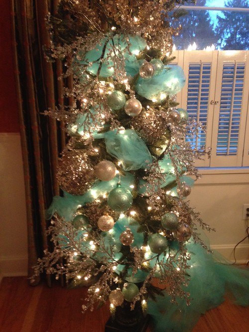 How to Decorate a Tiffany Blue Christmas Tree